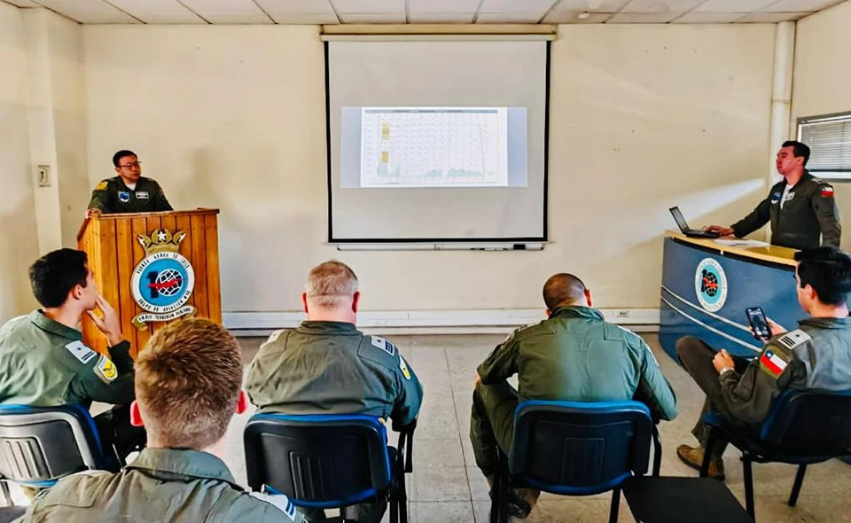 Briefing de la tripulación antes del vuelo a Israel. Foto: Ministerio de Defensa